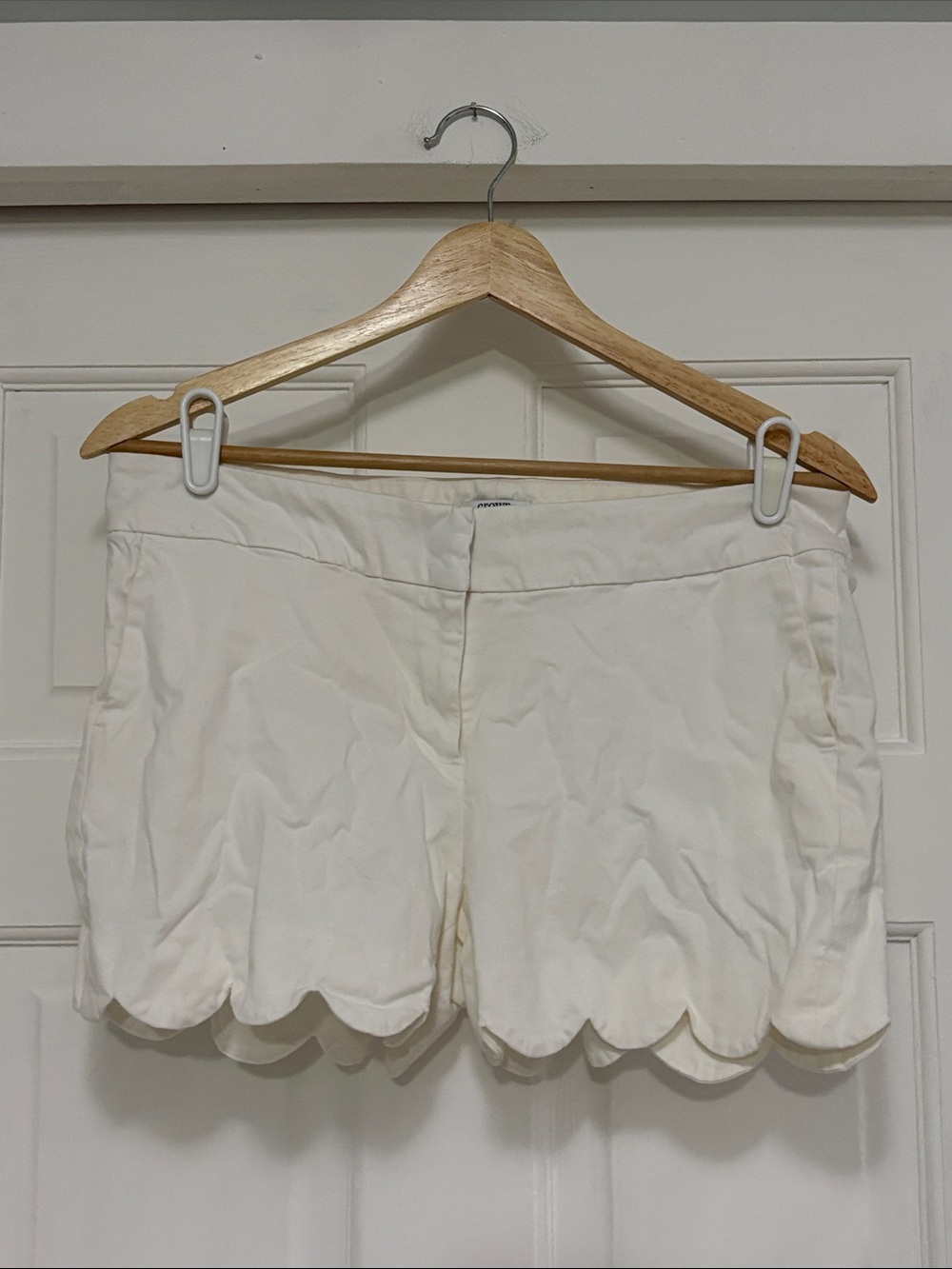 crown & ivy Cream High-Waist Scallop Hem Shorts